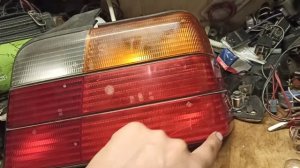 Как расположены световые огни на правой задней фаре  бмв е36 седан. BMW E36 Задний стоп сигнал.