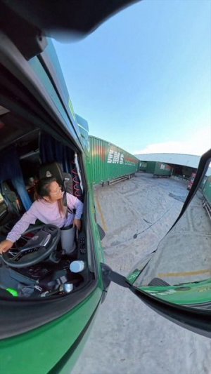 🚚👸Китаянка стала звездой соцсетей, умело припарковав гигантский тягач