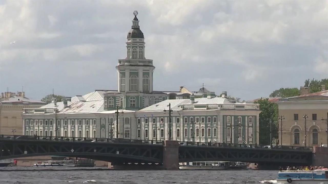 В Москву вернулась летняя погода, а в Петербурге готовятся к наводнению