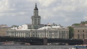 В Москву вернулась летняя погода, а в Петербурге готовятся к наводнению