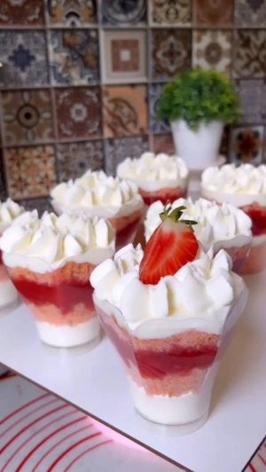 Клубничный поцелуй 🍓 Ставьте ❤️ и сохраняйте рецепт!