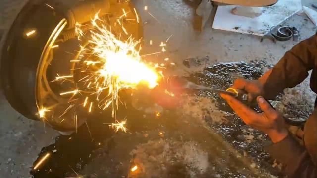 Перегруженный грузовик со сломанной осью на дороге смотреть онлайн