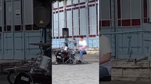 Ученик на уличном концерте.