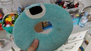 играем в мягкую игрушку букву лор О, alphabet lore для детей