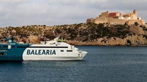 паром заходит в порт Ибица