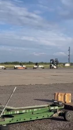 Сразу четыре боеприпаса УМПБ Д-30СН едут паровозиком подвешиваться для сброса на позиции противн...