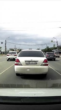 Слева обошел по отдельной полосе