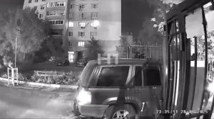 Ворота – не помеха! Проехала на джипе как ни в чём не бывало