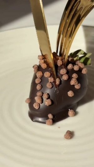 Сердце с бананами и клубникой в шоколаде