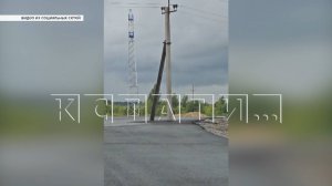 Два столба оказались посреди строящейся дороги, но этому есть логичное объяснение