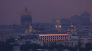 Мрачный Петербург окрасила красная гроза после жаркого дня 3 июля 2025