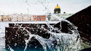 Санкт-Петербург может уйти под воду уже сегодня. Вода в реках поднимается с бешеной скоростью