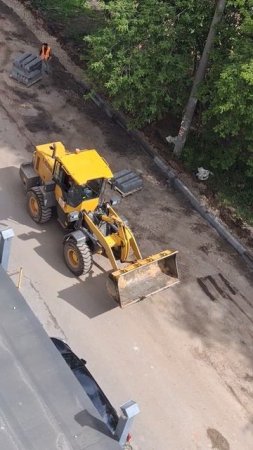 Погрузчик катается во дворе