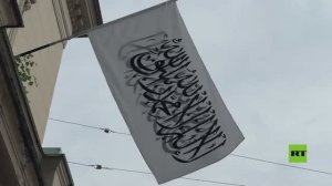 رفع علم طالبان فوق سفارة أفغانستان في موسكو بعد اعتراف روسيا بإمارة أفغانستان الإسلامية