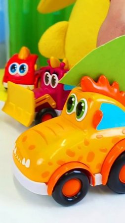 Автобус Басси не плавает, но дружит с целой стаей акул!  #игрушкидлямалышей #длямалышей #мокас