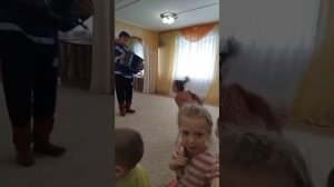 Приехал в Дом-сирот порадовать малышей песенками под гармошку!