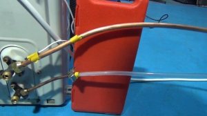 Заправка кондиционера с прозрачной трубой.