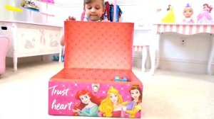 Диана и Рома ( Diana Roma ) - Диана и Роман играют с игрушками сквайры и клайм