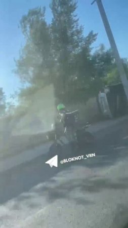 По улице Ворошилова перевернулся автомобиль. Предположительно, он врезался в автобус.