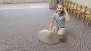 Оля и мяч