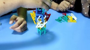 Делаем башню из стульчиков!