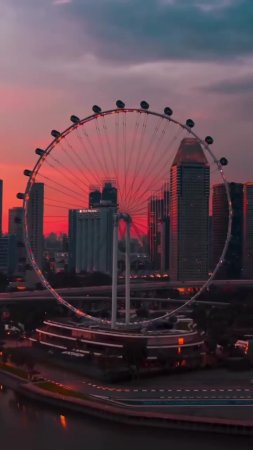 В Сингапуре есть аттракцион под названием "Singapore Flyer", который представляет собой колесо об...