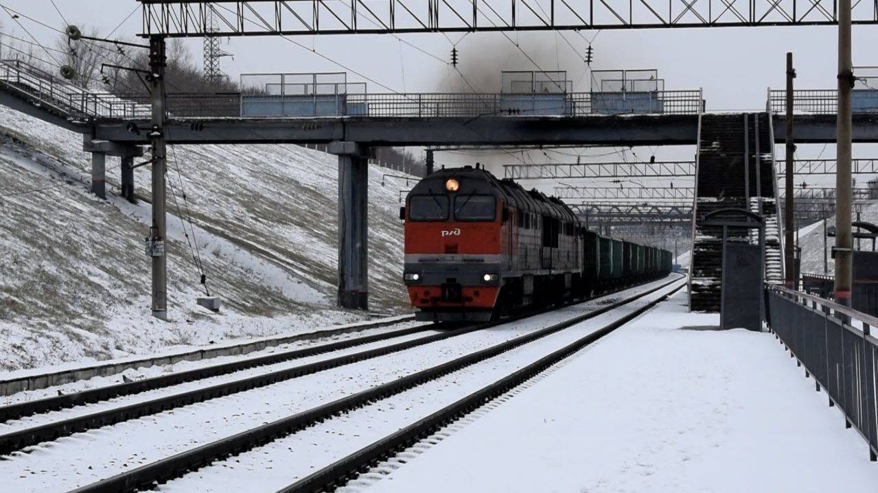 Тепловоз 2ТЭ116У-0069 на подъёме с приветливой бригадой.