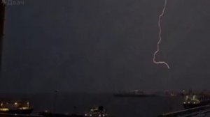 В Питере молния ударила прямо в "Лахта Центр". ⚡