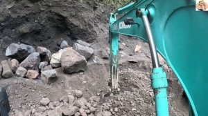 Строительство, экскаватор копает чёрный песок