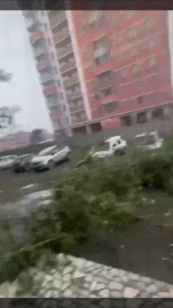 Ураган в Омске: на город обрушился мощный ураган. Он валил деревья, рвал провода и срывал балконы!