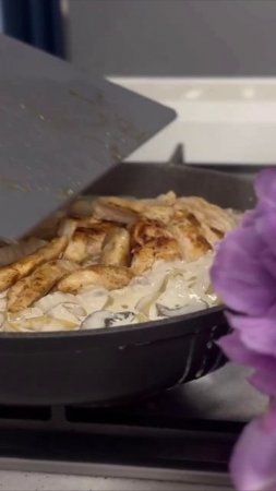 Паста в сливочном соусе с курицей и грибами 😋