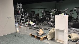 Укладка регупола рулонного покрытия из резиновой крошки.