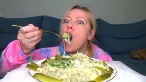 Мукбанг  дамплинги с соевым соусом,капуста квашка. Еда на камеру.