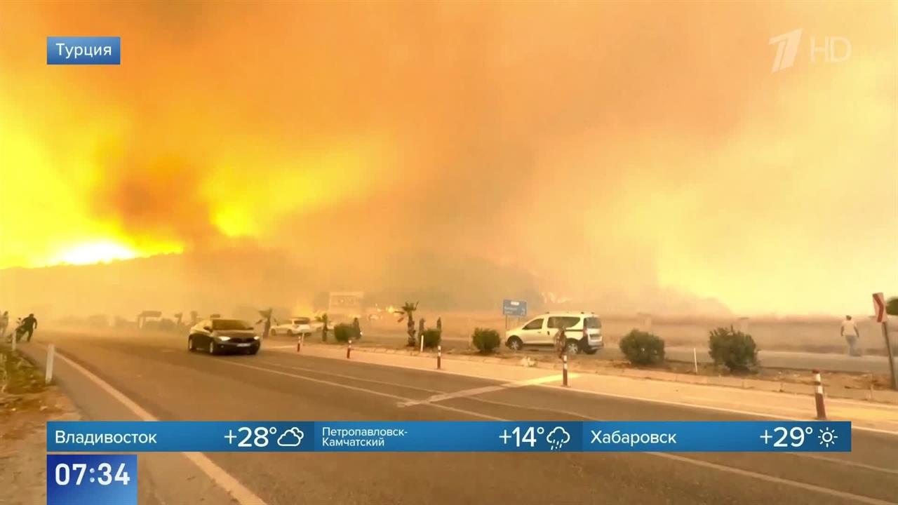 Мощные пожары на Крите вынудили эвакуироваться тысячи людей: кадры