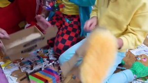 Мисс Кэйти и Мистер Макс (Miss Katy) Макс и Кэти распаковывают подарки Рождественским утром