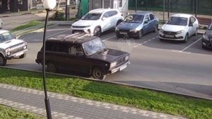 По улице Независимости ребенок попал под машину, убегая от собак.
