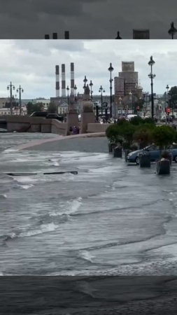Набережная на Невском уходит под воду.