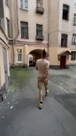 Сюрприз во дворе дома из фильма "Питер FM".