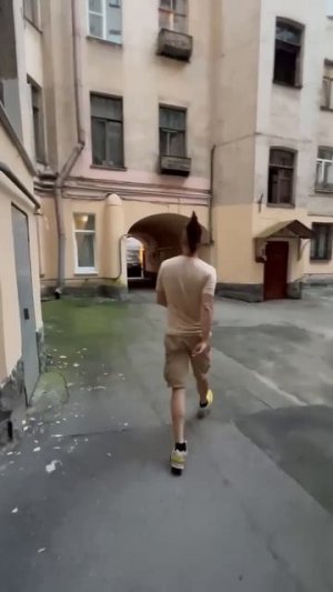 Сюрприз во дворе дома из фильма "Питер FM".
