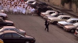 Отрывок из фильма холостяк мужчина убегает от толпы невест