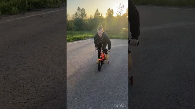Выехали покататься вечерком #семья #дети #многодетнаясемья #квадроцикл #велосипед #прогулка