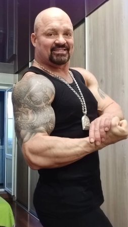 Подъём на бицепс в тренажëре с нижнего блока💪💪💪