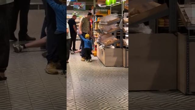 В Воронеже в одной из магазинов сети "Пятёрочка" директор избил молодого человека.