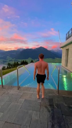📍🏔Полюбуйтесь рассветом в самом знаменитом панорамном бассейне Швейцарии 🇨🇭