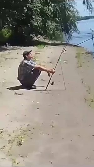 С утра сидит на озере...