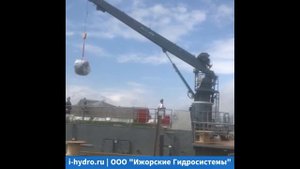 Судовой электрогидравлический кран с односекционной стрелой. Грузоподъемность - 3т,  вылет - 9 м.