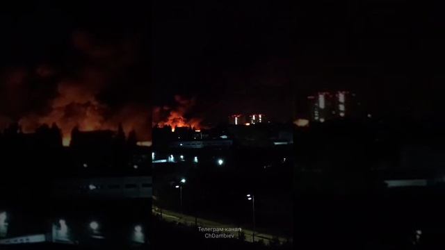 🔥 Эпичное видео массированного удара "Геранями" по объекту противника в Киеве сегодня ночью.