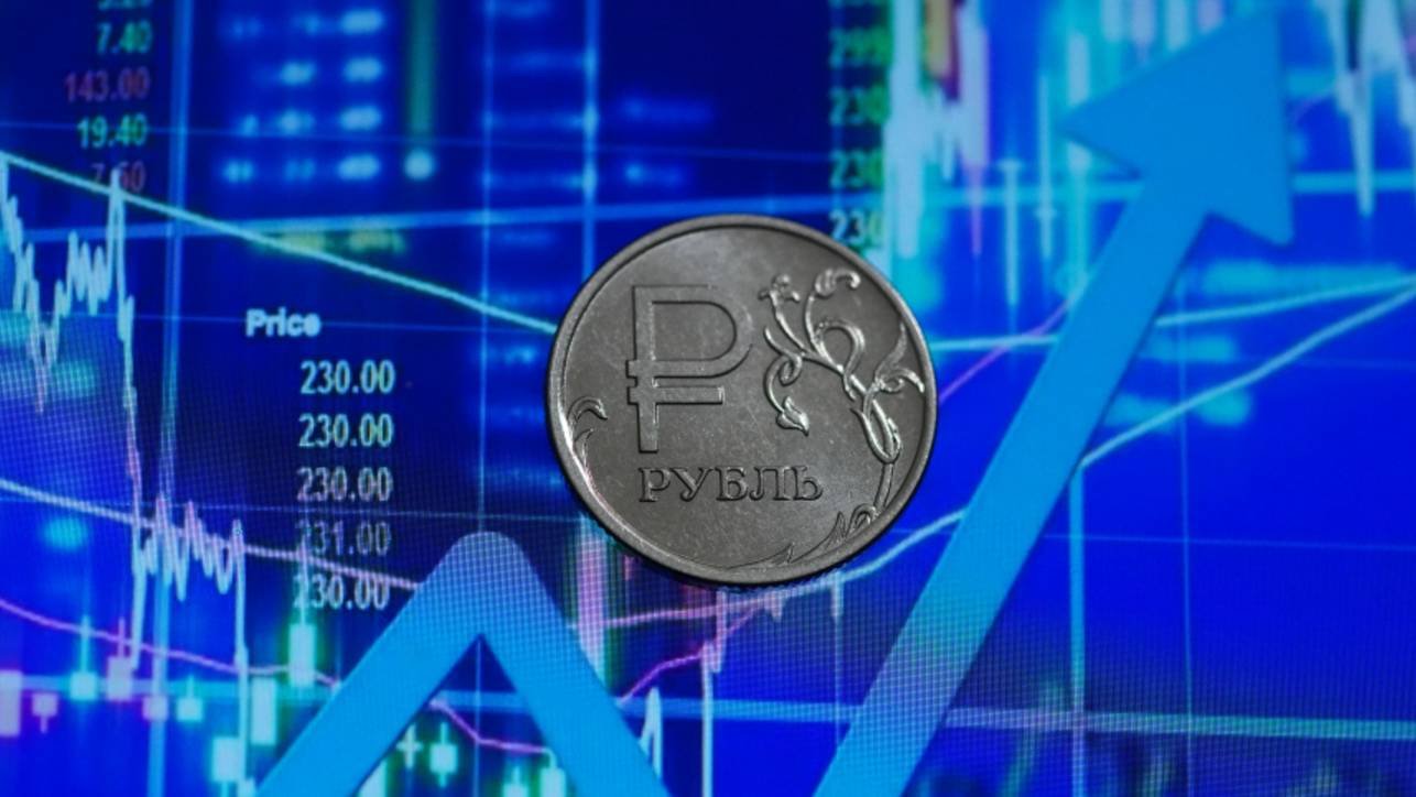 Кошельки потяжелели: рубль сильнее остальных валют укрепился к доллару с начала года