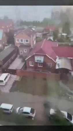 Ураган в Омске: на город обрушился мощный ураган. Он валил деревья, рвал провода и срывал балконы!
