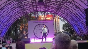 Питер Джейсон, группа "Премьер Министр".
 В каждой строчки только точки.....